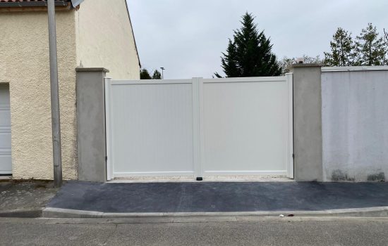 portail électrique automatique blanc