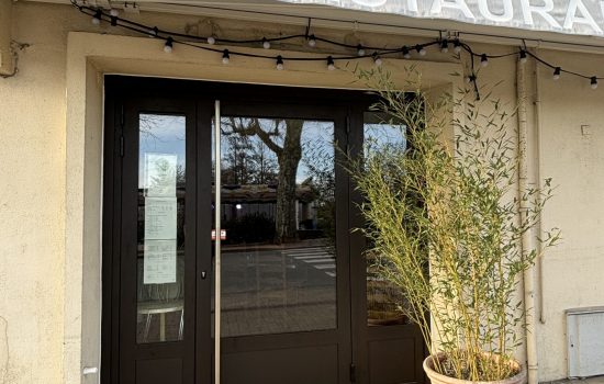 entrée d'un restaurant avec une menuiserie aluminium
