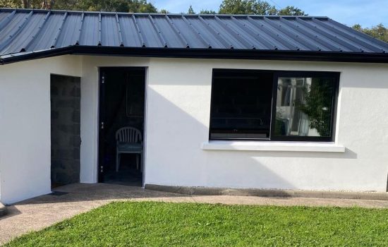 vue extérieur d'une maison avec fenêtre et porte d'entrée